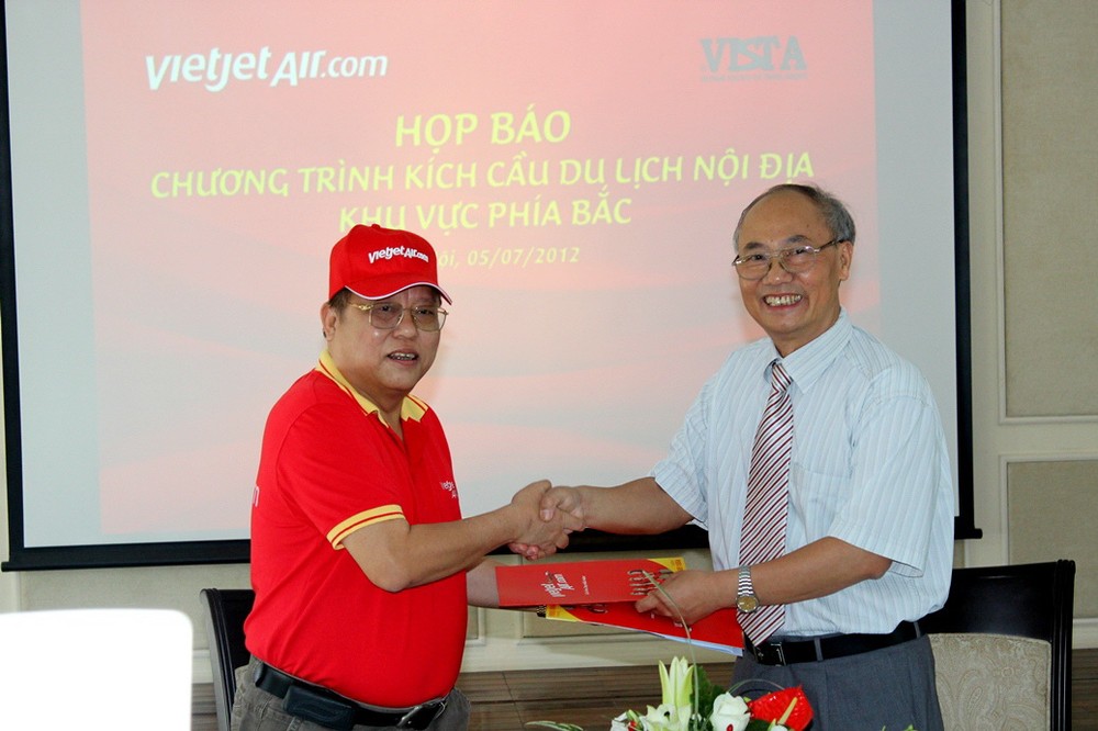 Vu The Binh, Vista’s chairman (R) and Nguyen Duc Tam, VietJet Air’s deputy chief, exchange agreement terms (Photo: Courtesy of VietJet Air)